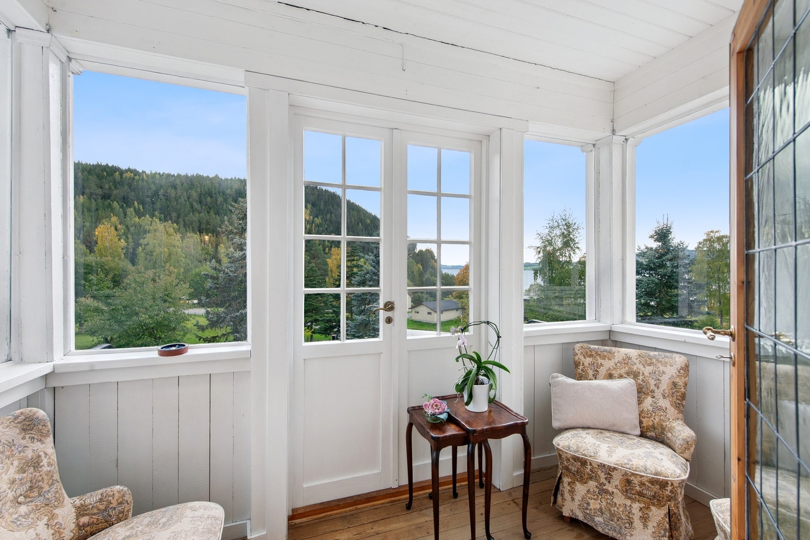Glassverandaen er et lyst og trivelig rom med utsikt i flere retninger. Galleribilde