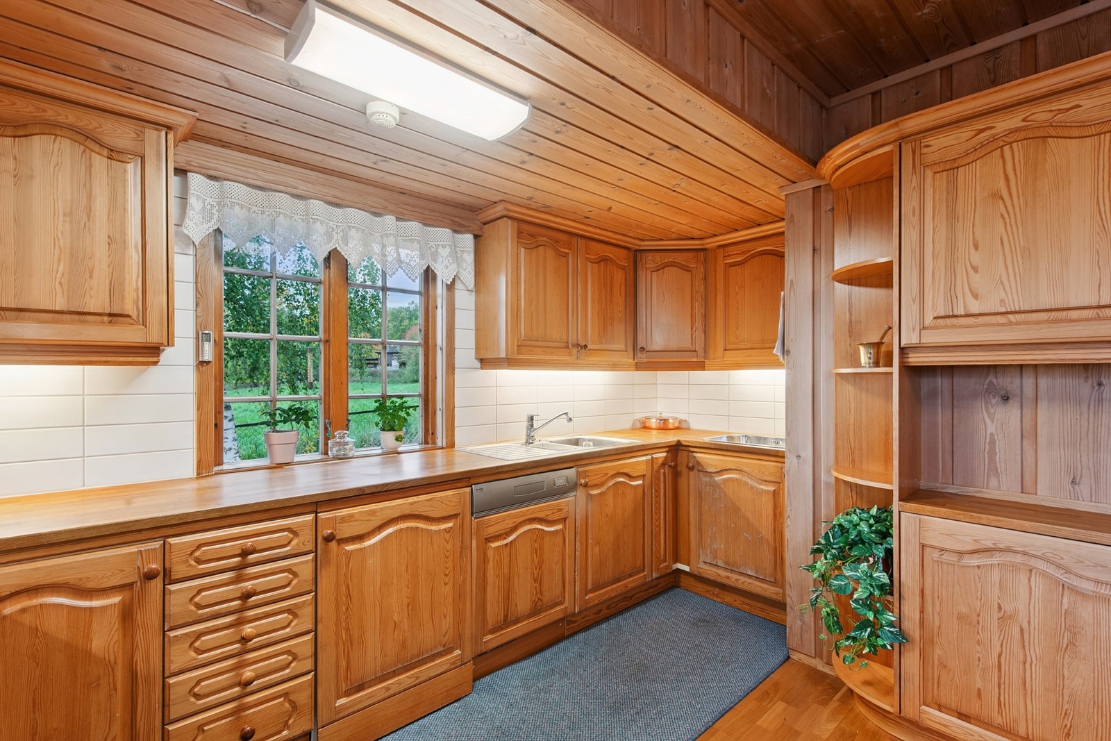 Eldre klassisk innredningen med fronter i heltre og en kombinasjon av heltre og granitt på benkeplatene. Galleribilde