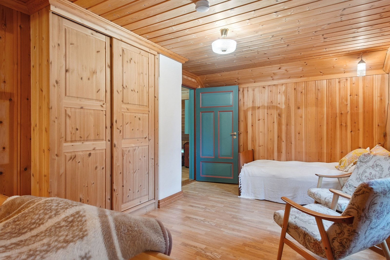 Soverom 2 i andre etasje. Et stort og luftig rom med gode møbleringsmuligheter. Galleribilde