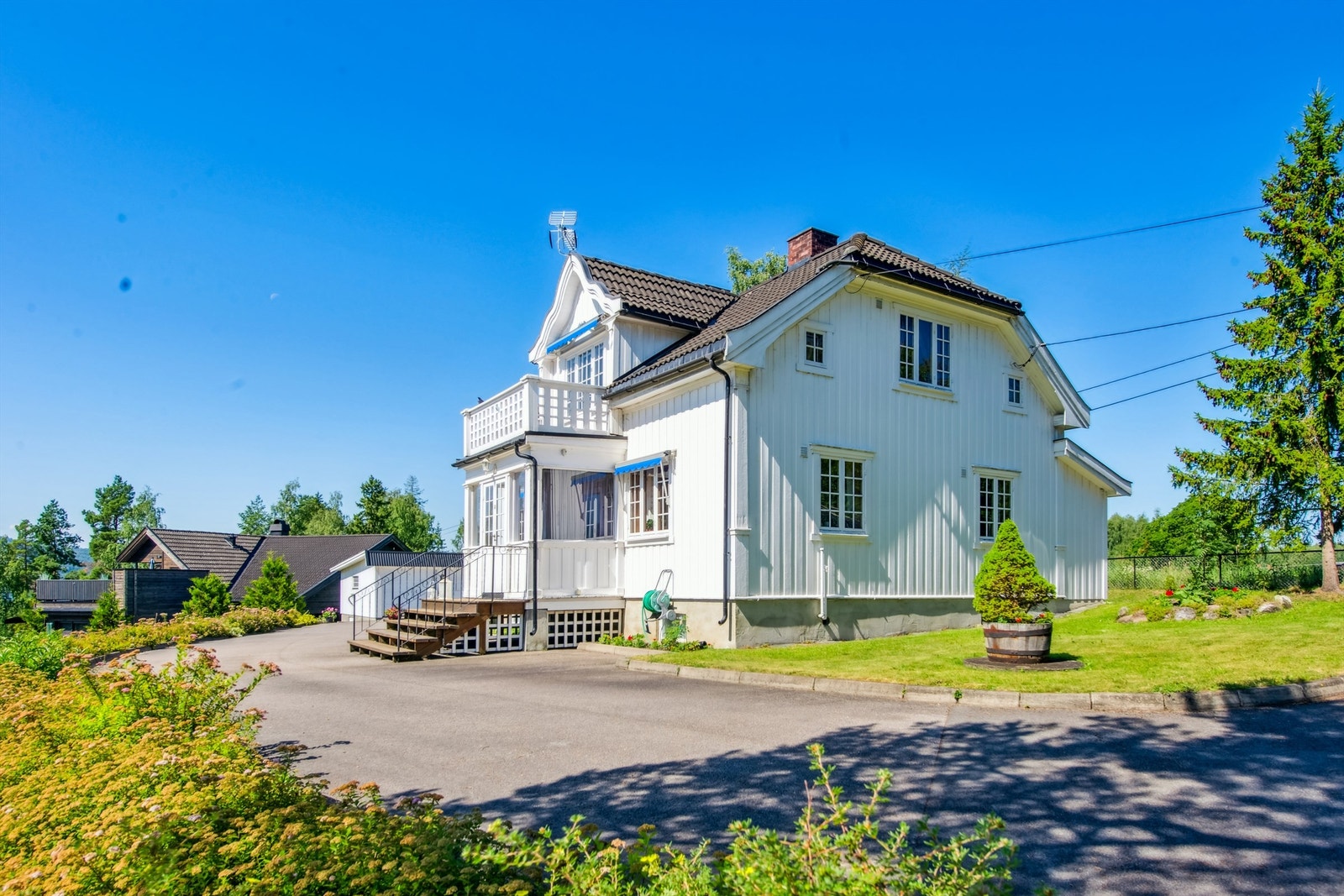 En herskapelig enebolig fra 1927, med klassisk fasade, flott hageanlegg og en stor asfaltert gårdsplass. Galleribilde