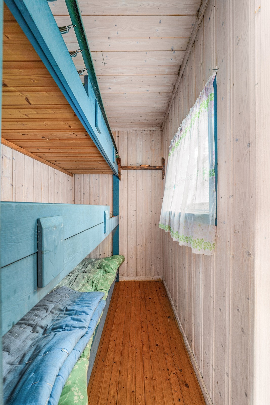 Enkel og lyst rom som kan brukes til soverom. Galleribilde