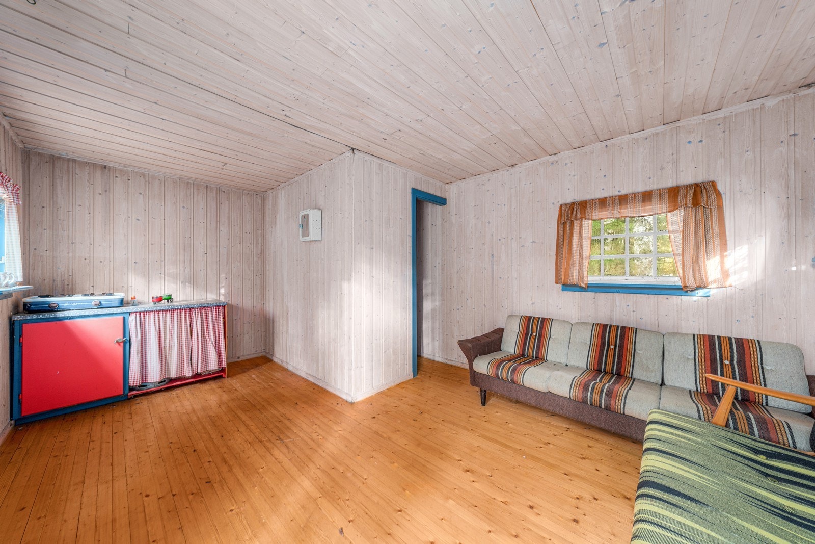 Praktisk liten kjøkkenløsning integrert i stuen Galleribilde