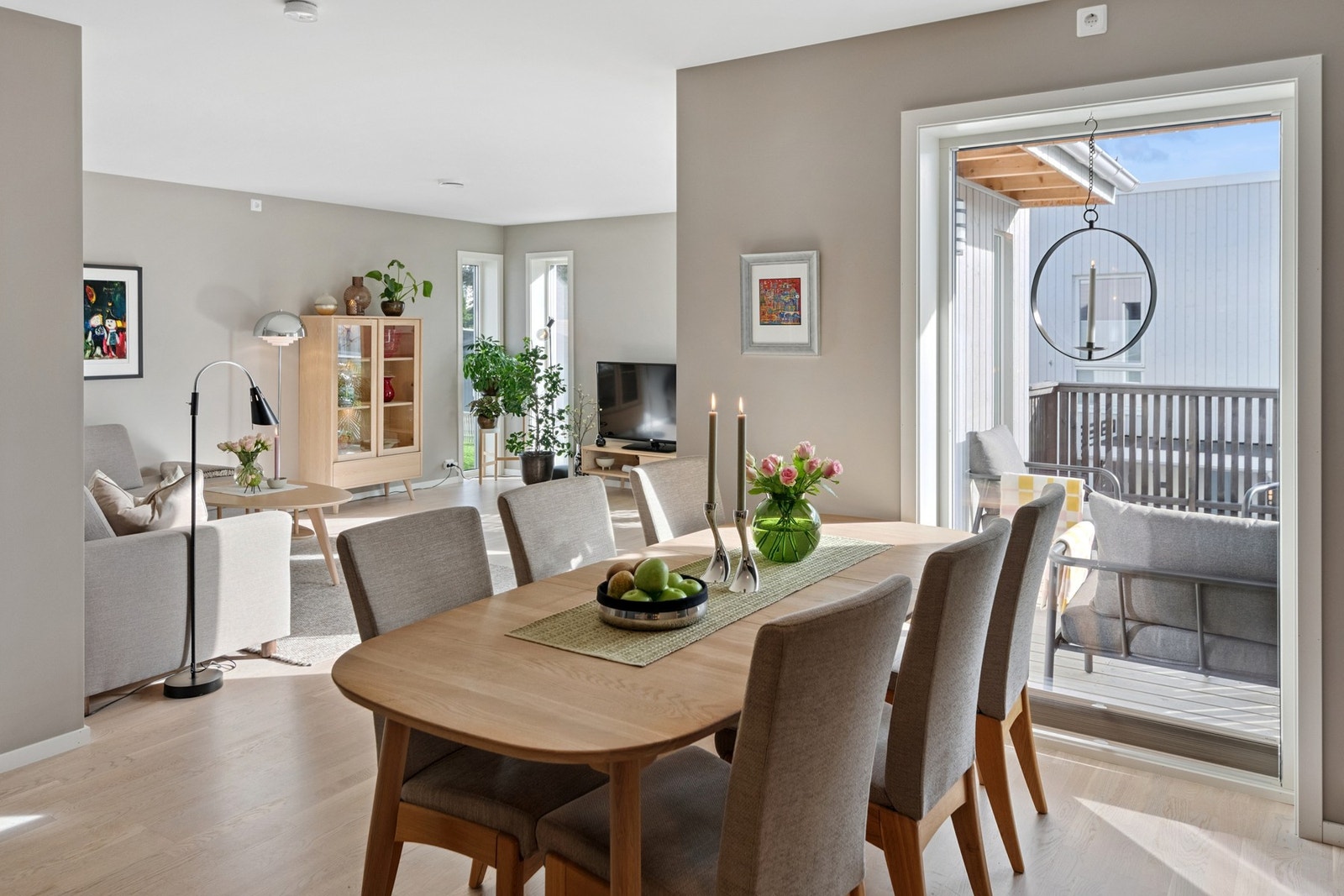 Stuen har moderne overflater med en arealeffektiv planløsning. Her har man god plass til både spisegruppe og sofagruppe Galleribilde