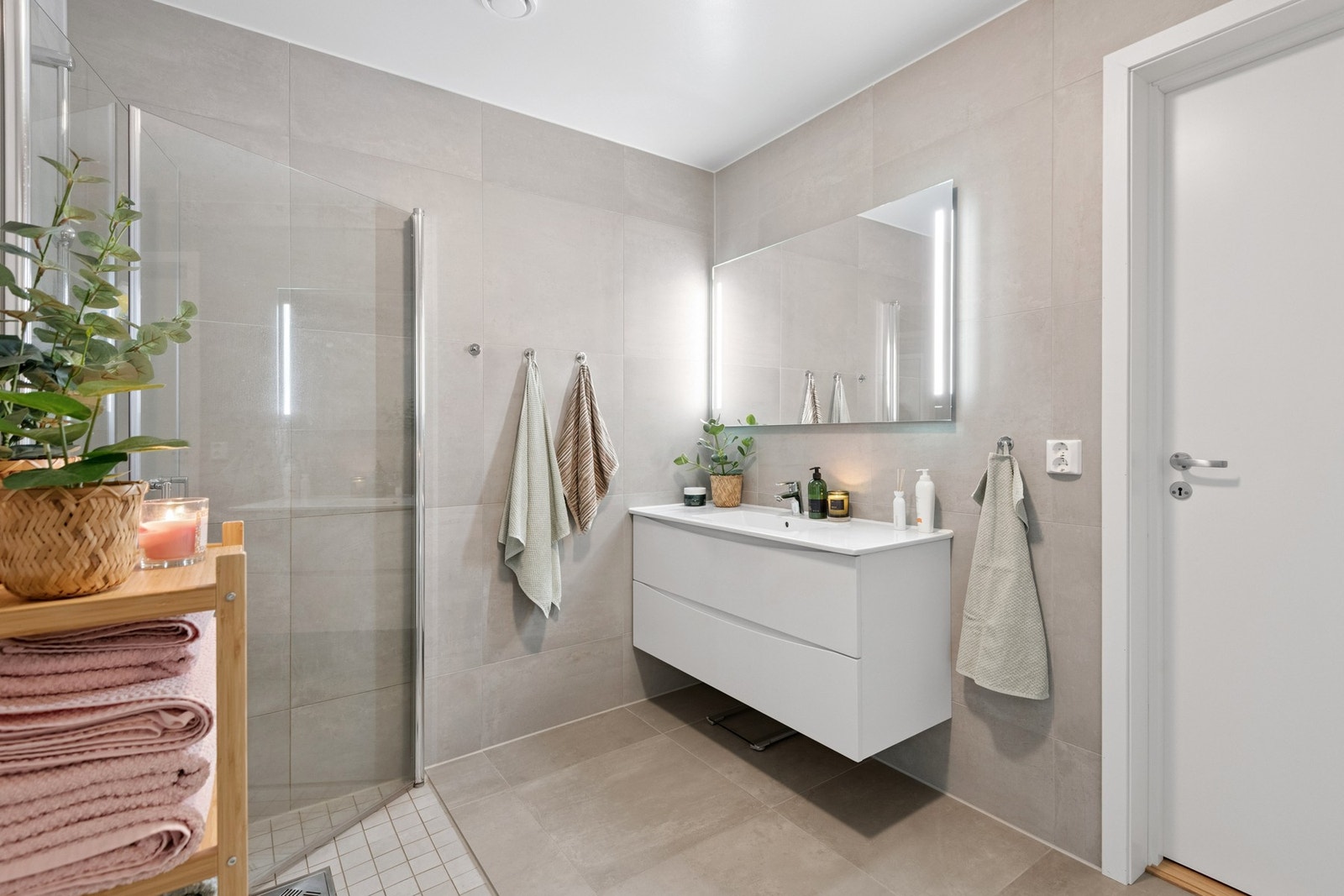 Badet er lyst og innbydende med en romslig baderomsinnredning. Galleribilde