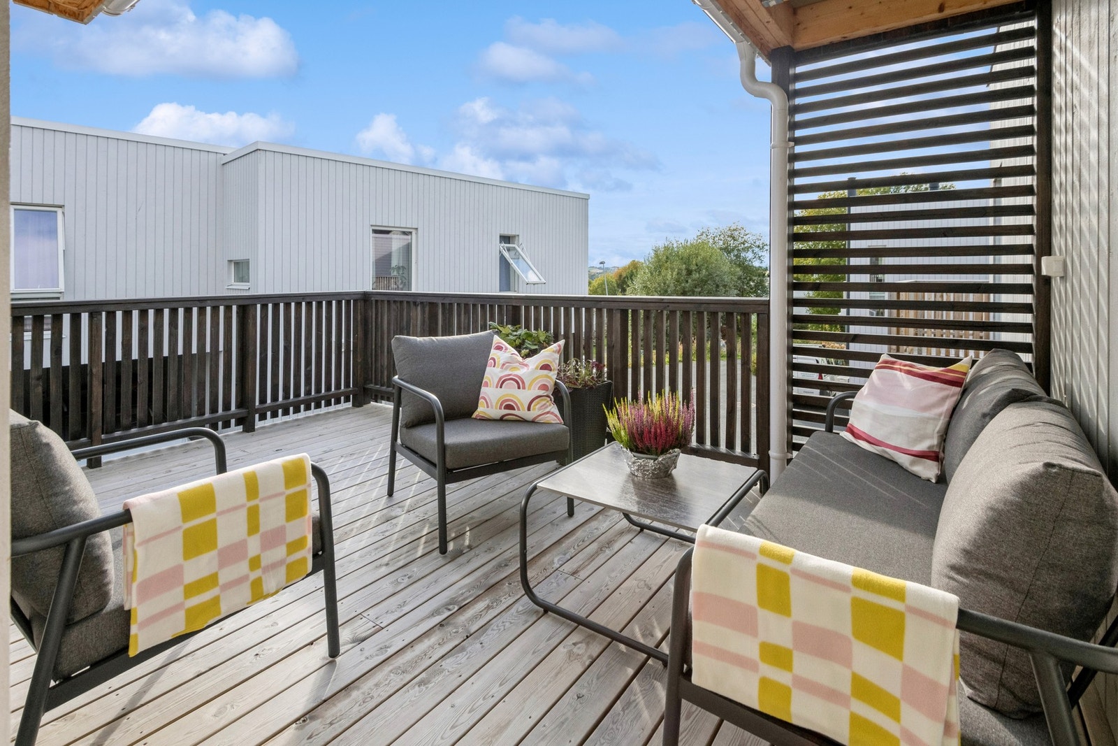 Deler av verandaen er takoverbygget. Galleribilde