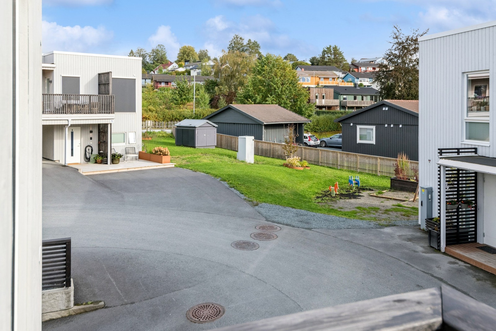 Området til borettslaget er pent opparbeidet med grøntarealer, lekeplass og asfalt. Galleribilde