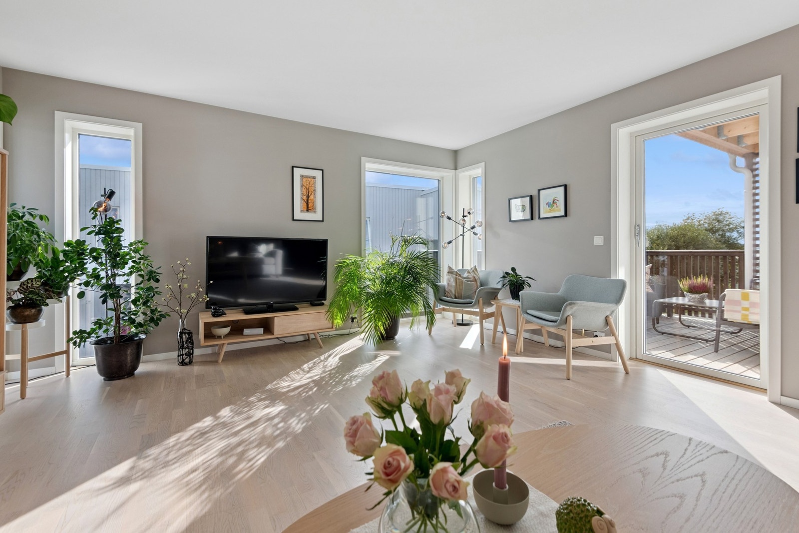 Fra stuen har man enkel adkomst til veranda. Galleribilde