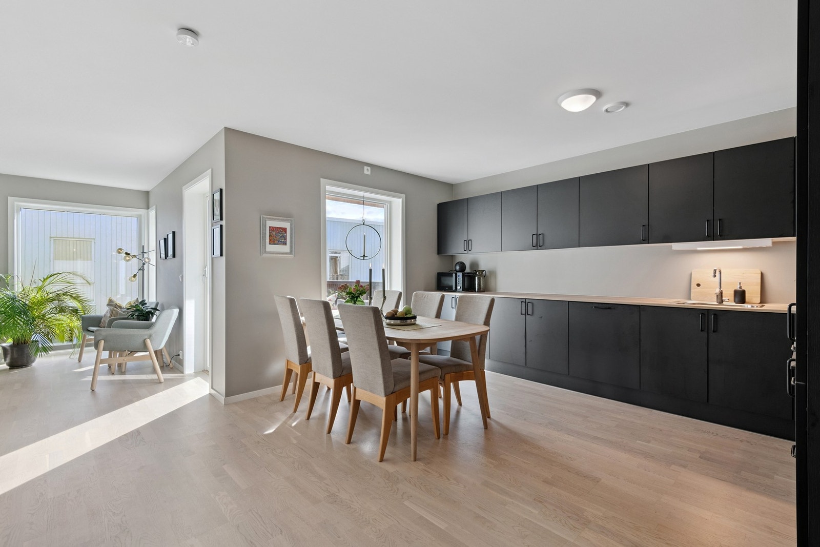 Kjøkkenet har en åpen løsning til stue. Kjøkkenet oppleves lyst og innbydende med store vindusflater som gir godt med naturlig lysinnslipp Galleribilde