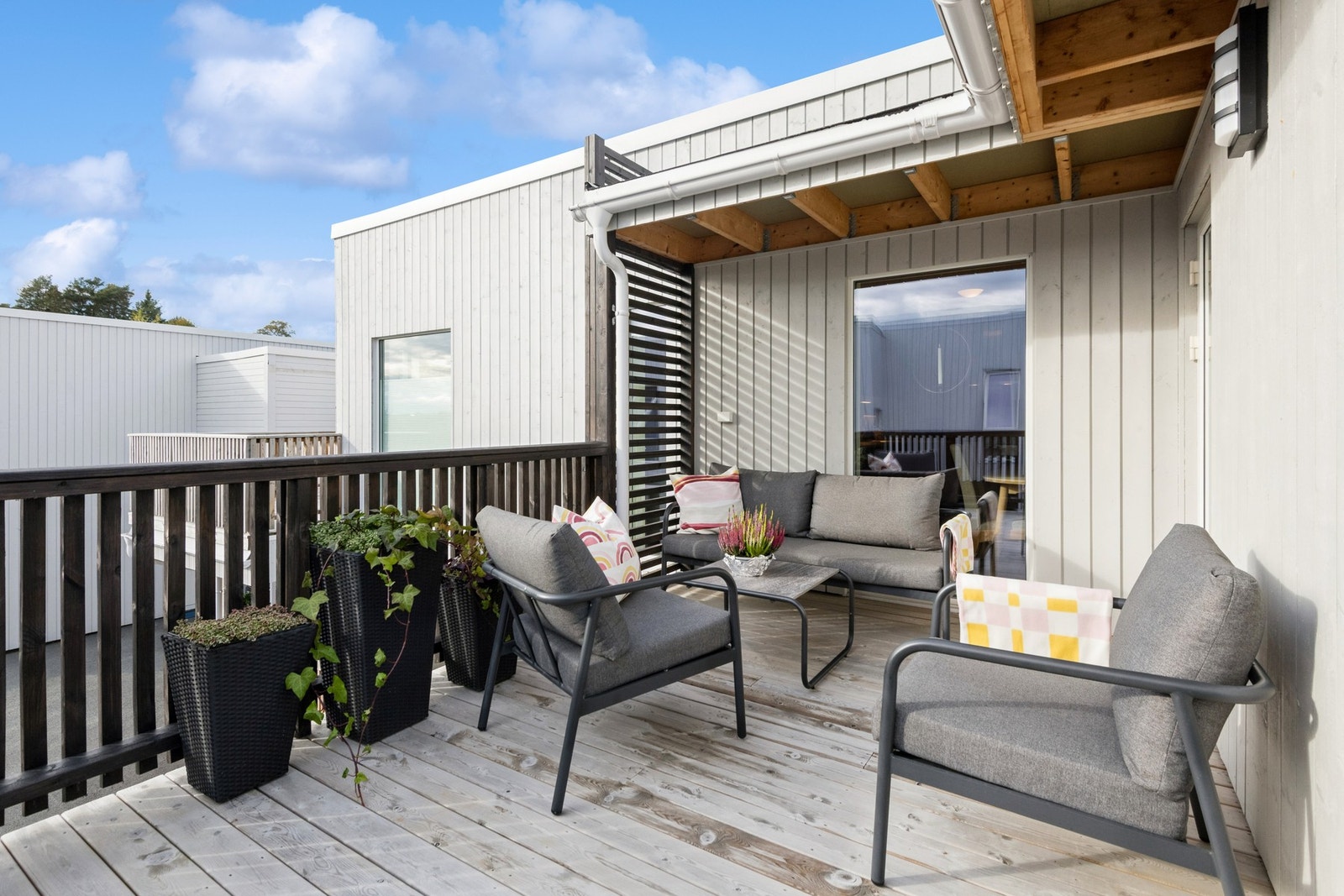 Romslig veranda med god plass til hagemøbler. Galleribilde