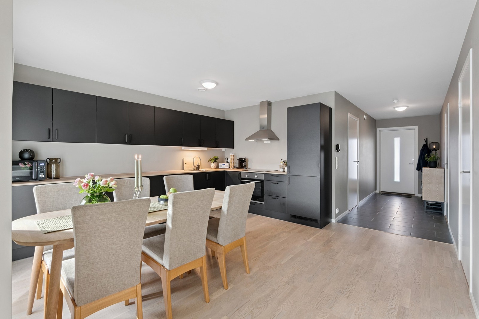 Kjøkkenet har integrerte hvitevarer som medfølger handelen. Galleribilde