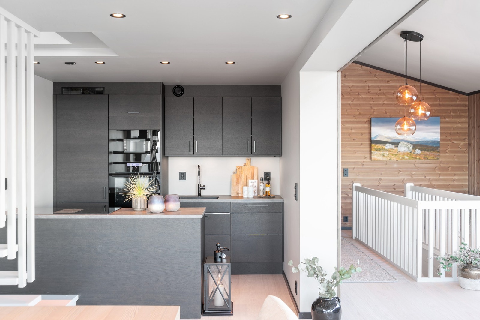 Leiligheten er meget moderne, og har mørk kjøkkeninnredning. Galleribilde