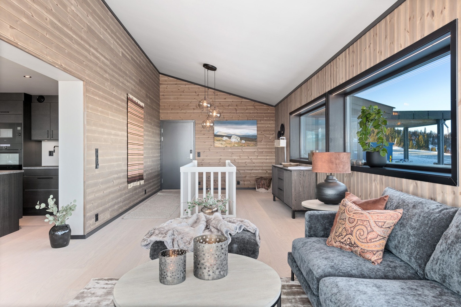 Veggene kombinerer malt gips og beiset panel, som skaper en perfekt balanse mellom tradisjonell fjellhyttefølelse og moderne design. Galleribilde