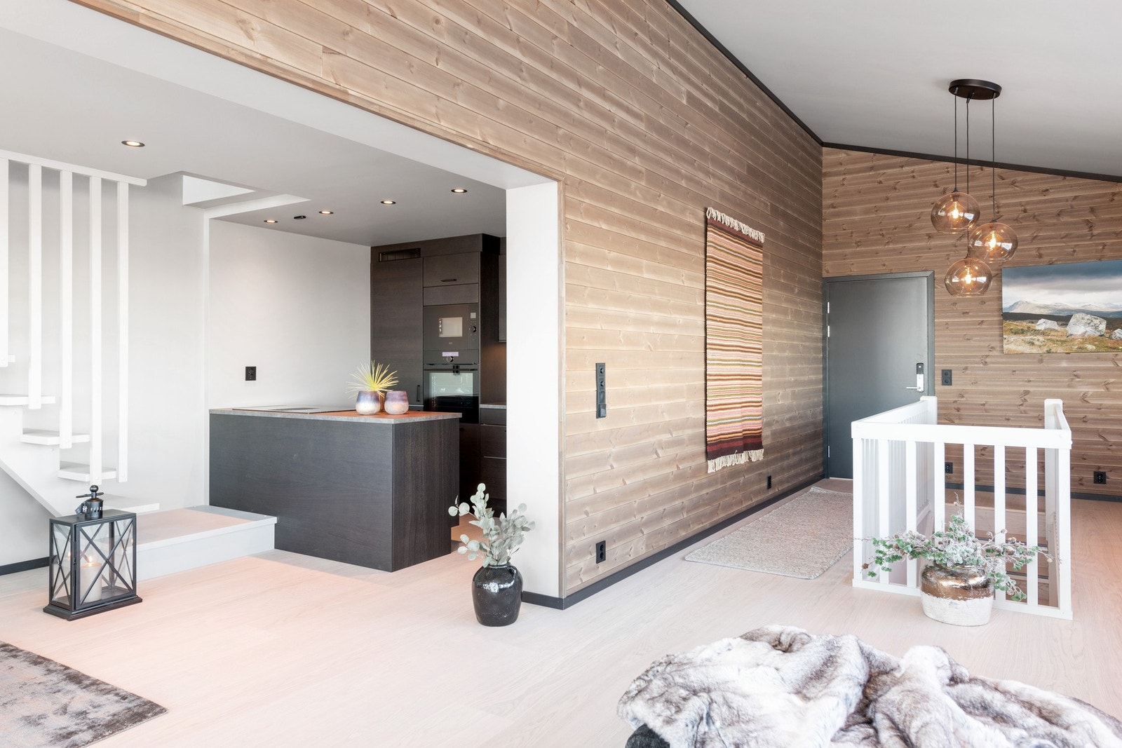 Stue og kjøkken ligger i en åpen løsning som skaper en sosial atmosfære. Galleribilde