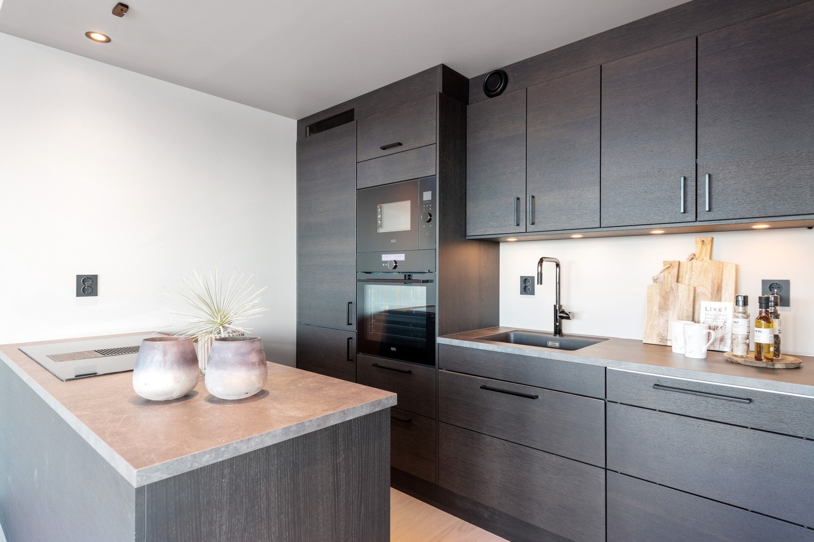 Kvalitetskjøkken med integrerte hvitevarer, levert fra Studio Signdal. Galleribilde