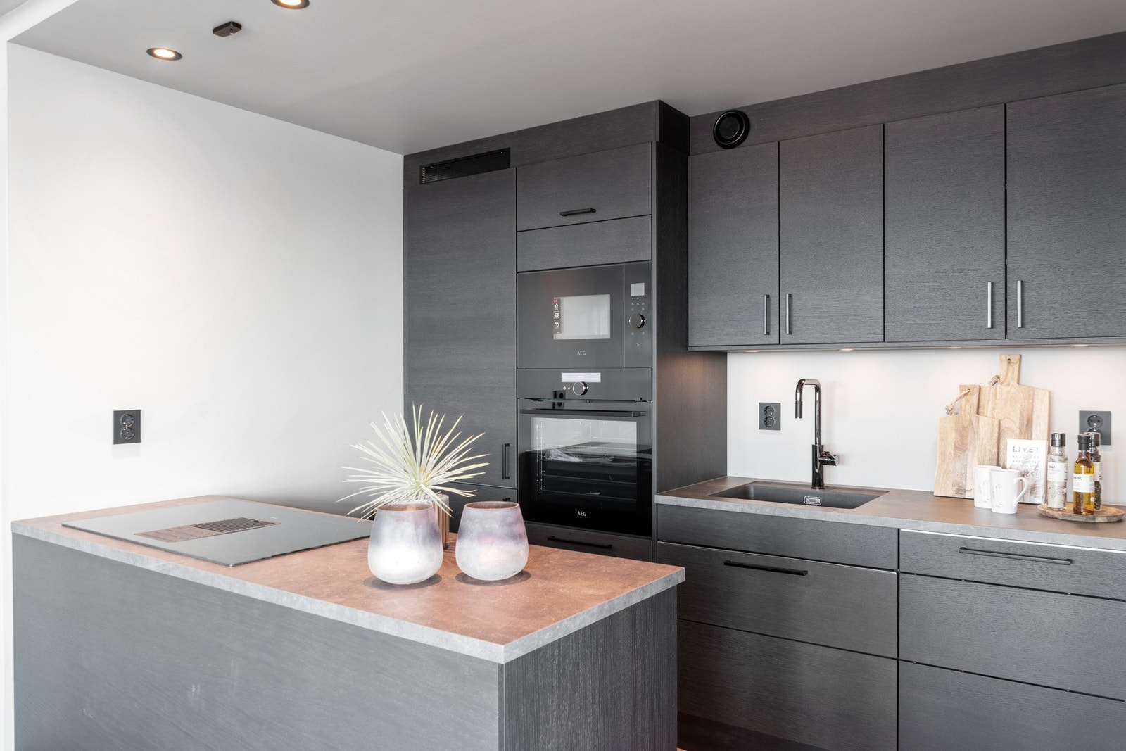 Leiligheten har et fullt utstyrt kjøkken fra Studio Sigdal, komplett med integrerte hvitevarer som oppvaskmaskin, komfyr, platetopp og kjøleskap med fryser. Galleribilde