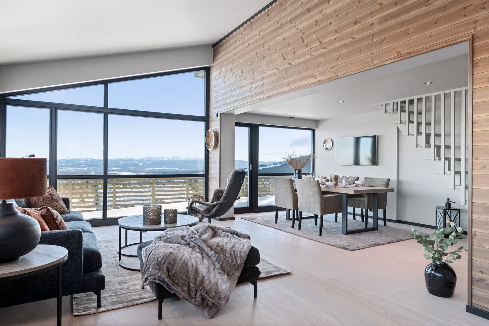 Privatmegleren ved Morten Liavaag har gleden av å presentere denne nyoppførte drømmeleilighet på Guriset - Panoramautsikt og luksuriøs komfort! Galleribilde