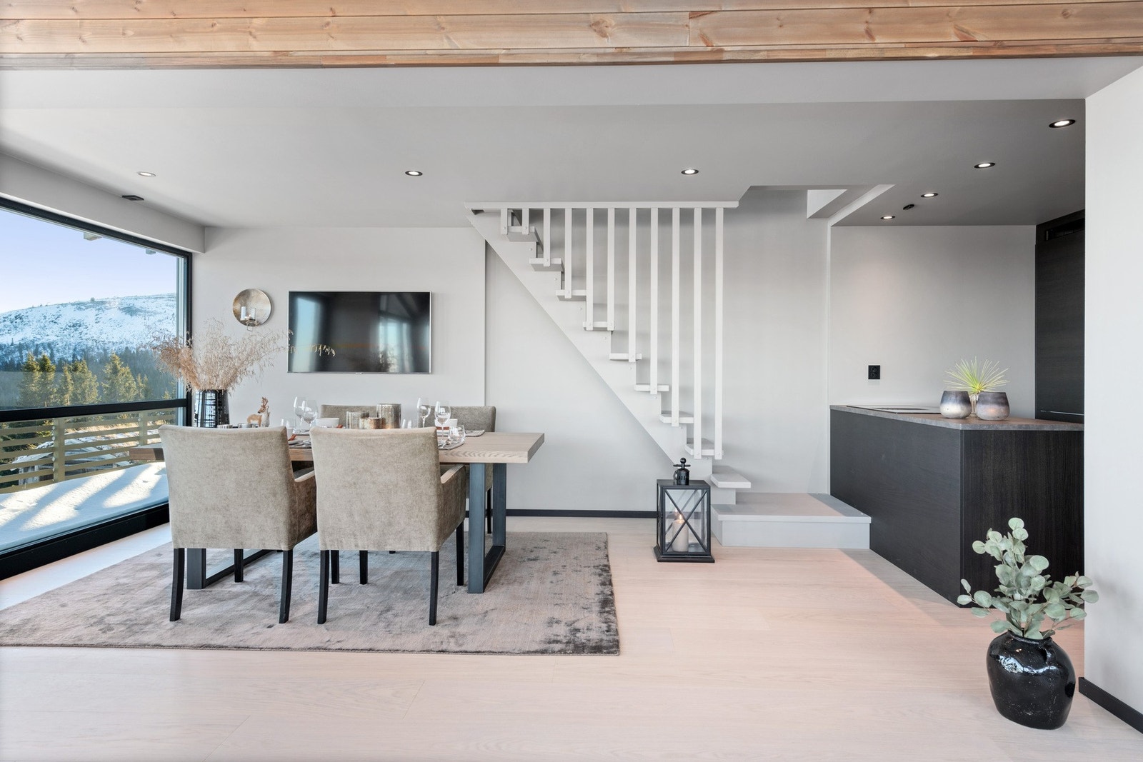 Det strømmer naturlig daglys inn fra store vindusflater. Galleribilde