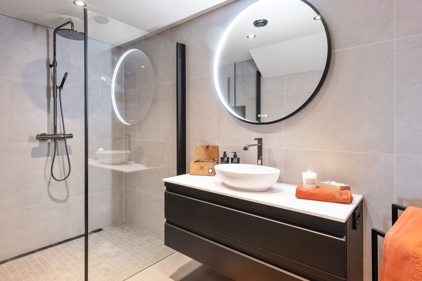 Det er to lekre bad, samt et gjestetoalett. Galleribilde