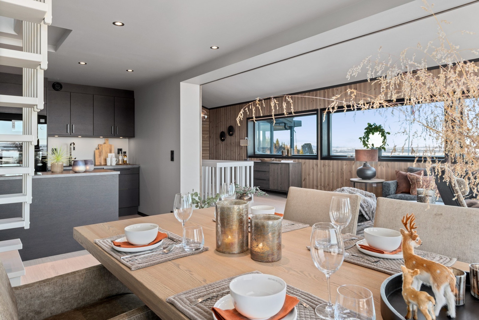 Gulvene er dekket med herdet eikeparkett som har 20 års garanti. Galleribilde