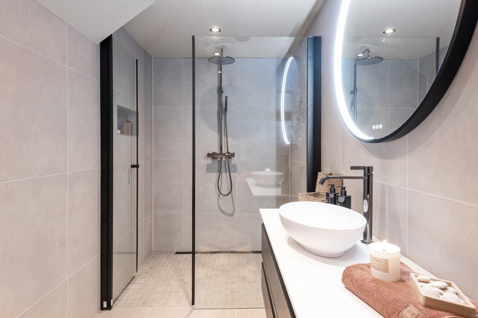 Badet er lekkert innredet med store fliser på gulv og tak. Galleribilde