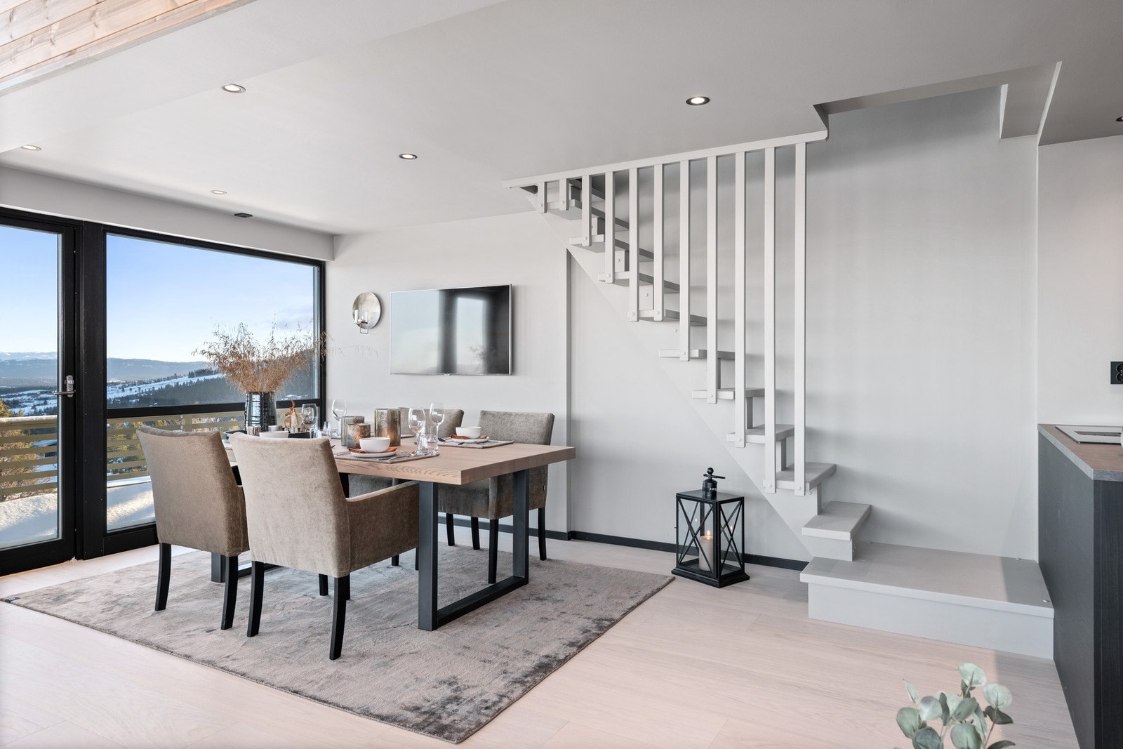 Stuen har god plass til sofakrok og spisebord. Galleribilde