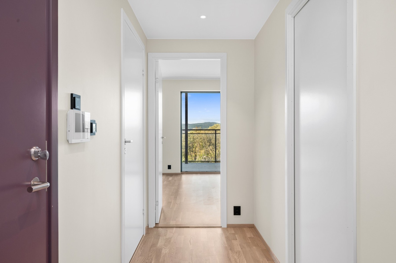 Entré på ca 4,5kvm, med inngang til bod på høyre side, og bad nr. 1 på venstre side. Galleribilde