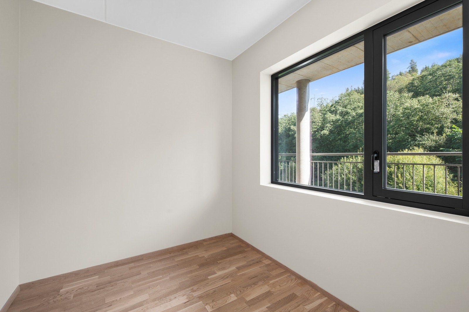 Leilighetens andre soverom er målt til 5,8 kvm, og har store vinduer med godt lysinnslipp. Galleribilde