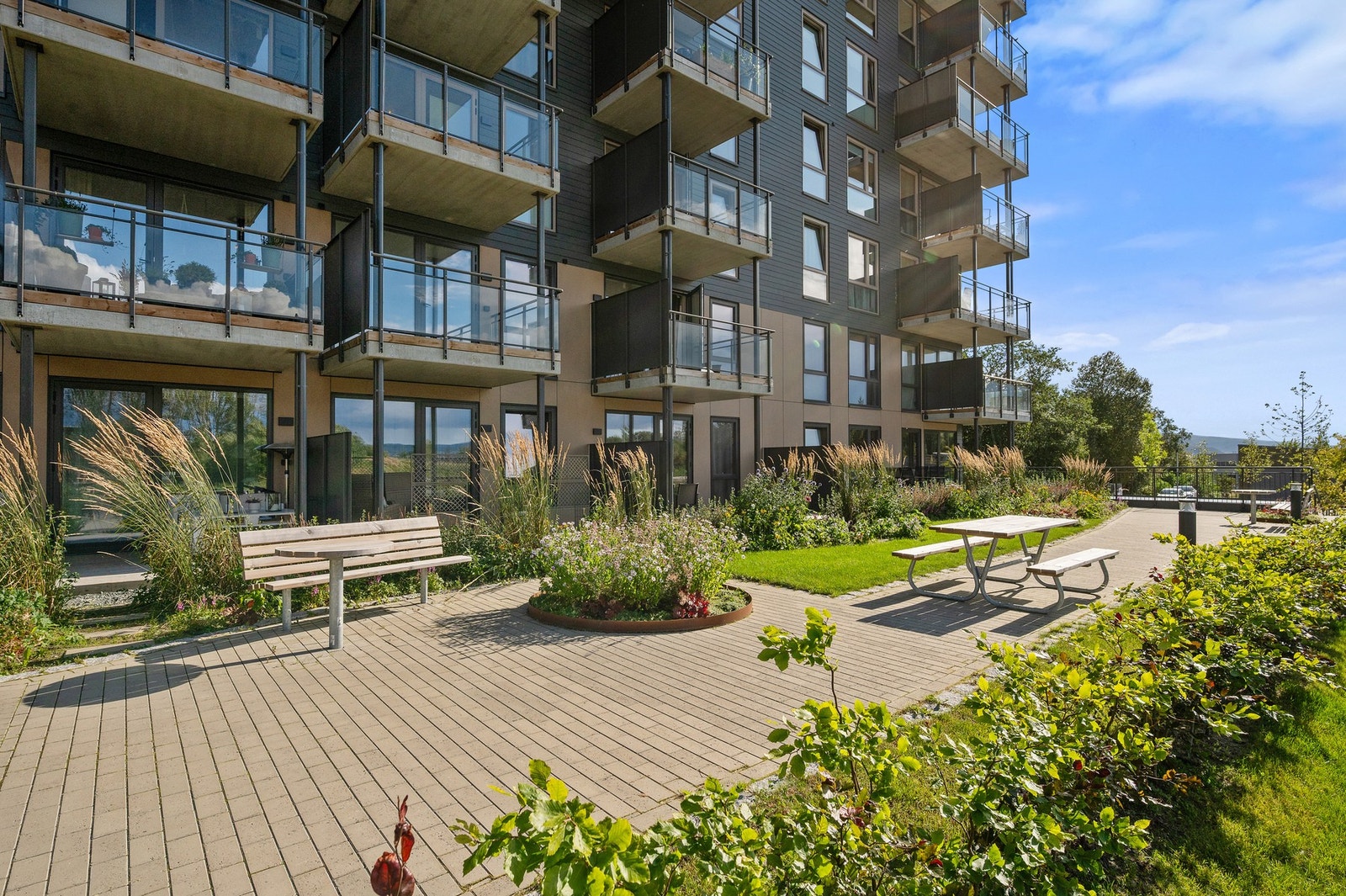 Øvre Steinaunet tilbyr innbydene utearealer med grøntareal og sittemuligheter. Galleribilde