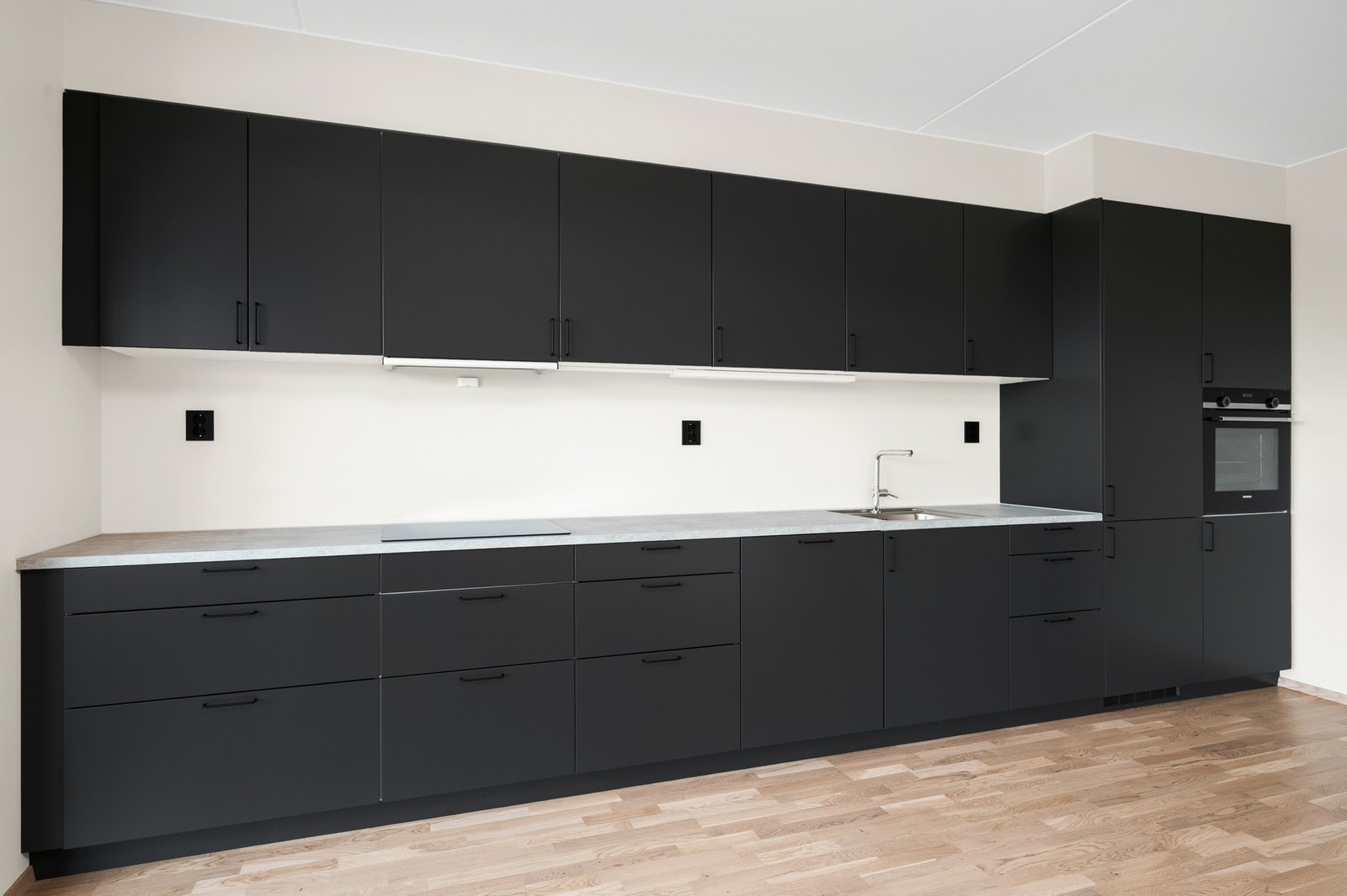 Kjøkkenet, fra Drømmekjøkken, har rikelig med skap- og benkeplass. Galleribilde