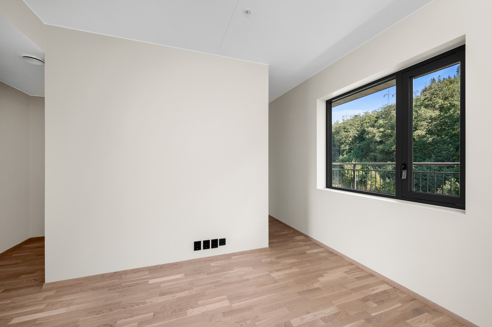 Fra hovedsoverommet har du tilgang til eget garderoberom og bad. Galleribilde