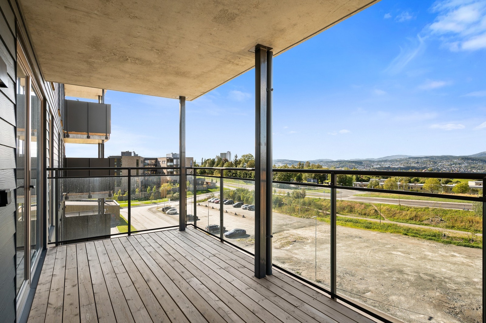 Balkongen har svært gode sol- og utsiktsforhold. Galleribilde