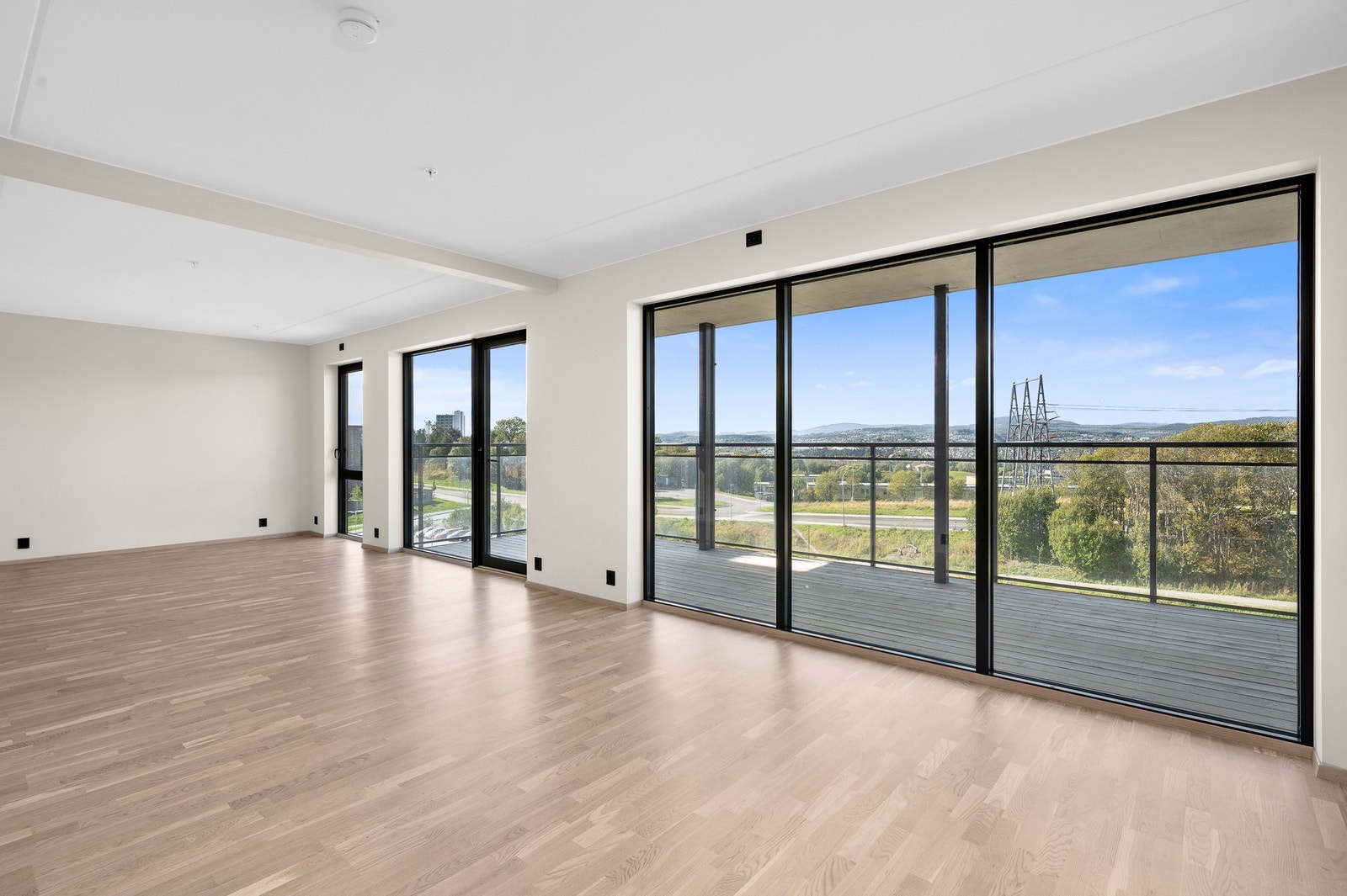 Stuen har store vindusflater som strekker seg fra gulv til tak. Galleribilde