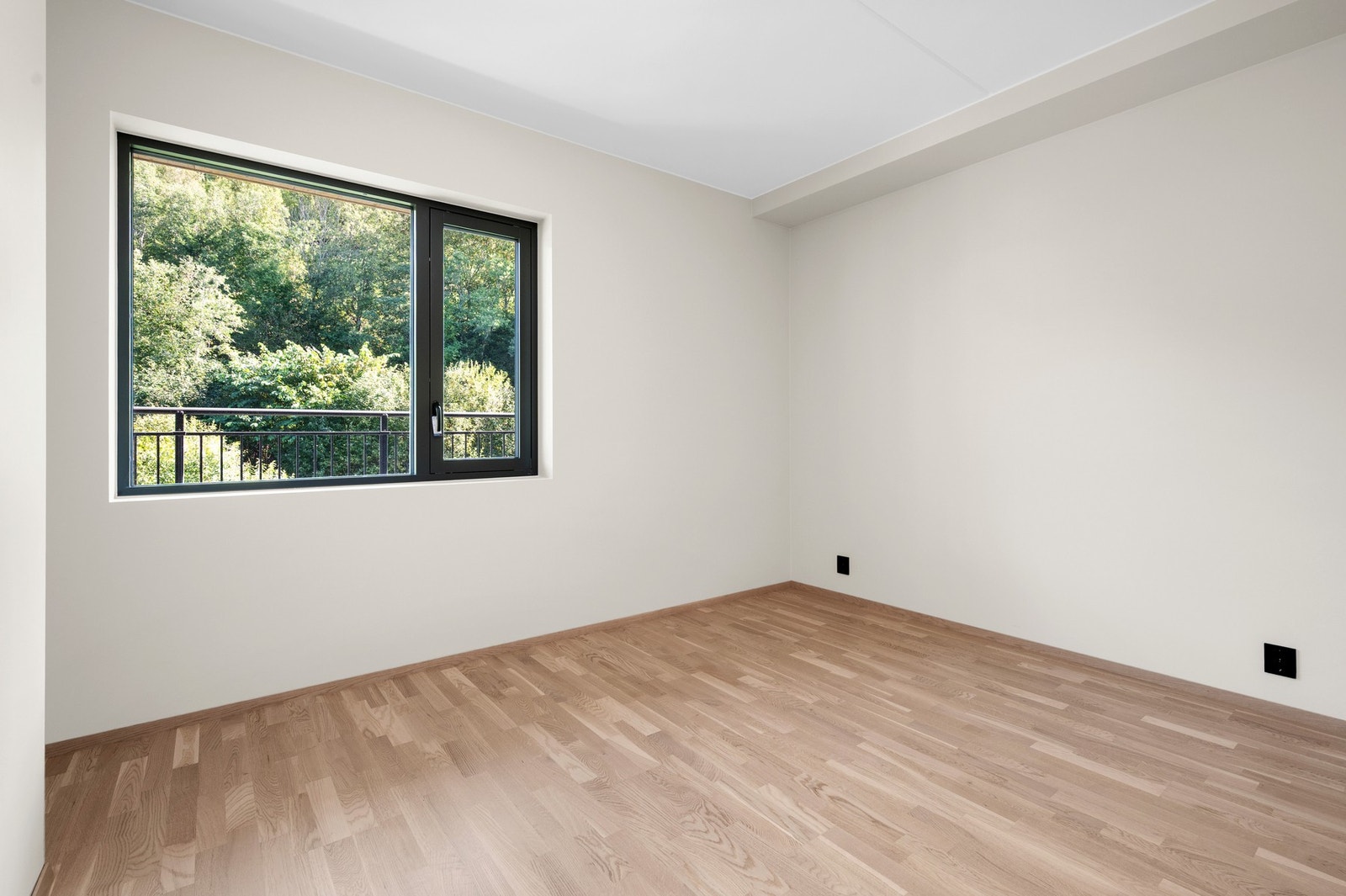 Leilighetens hovedsoverom har en god takhøyde og er målt til 11,8 kvm. Galleribilde