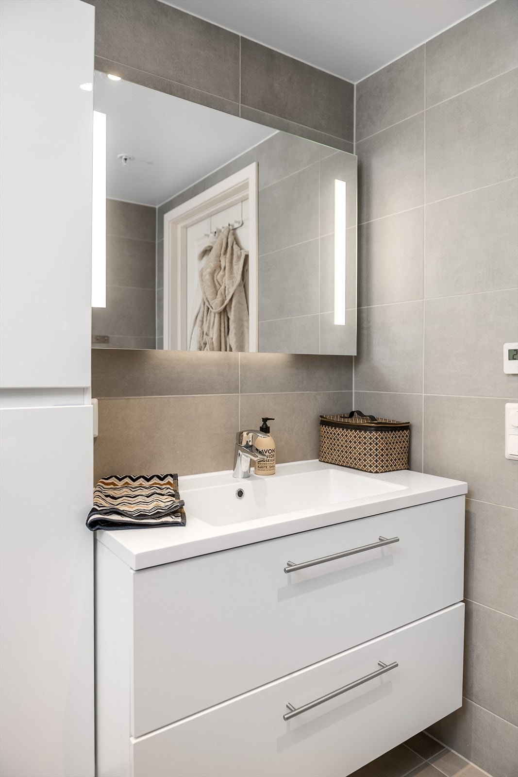 Romslig baderomsinnredning hvor det er godt med lagringsplass Galleribilde