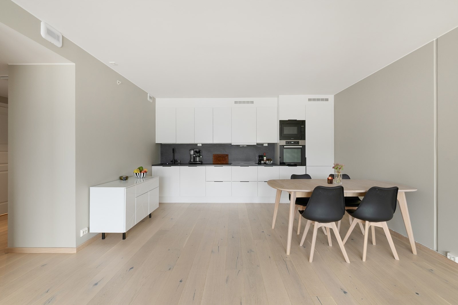 Kjøkkeninnredningen har en fin kombinasjon av skuffer og skap Galleribilde