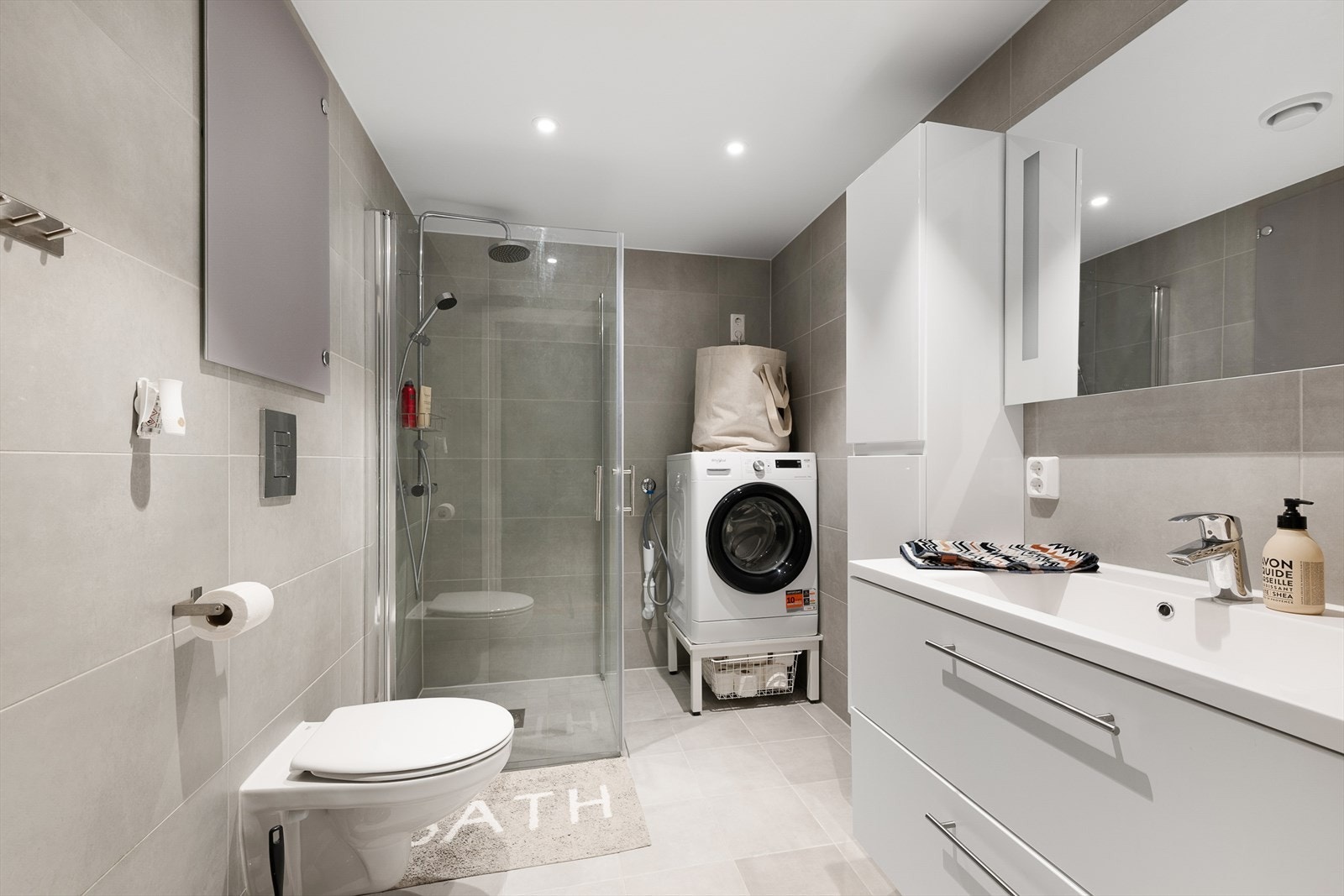 Badet er flislagt og har alt en måtte trenge i hverdagen Galleribilde