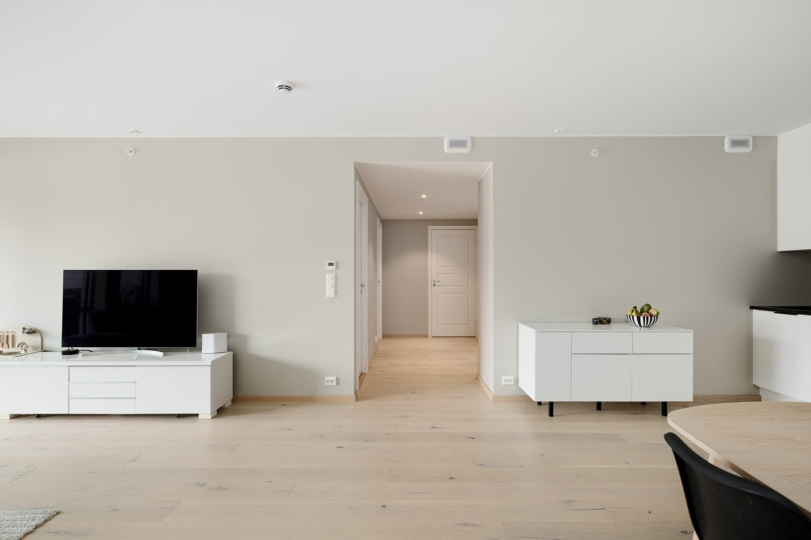 Det er åpen løsning mot mellomgang og til de øvrige rom i leiligheten Galleribilde