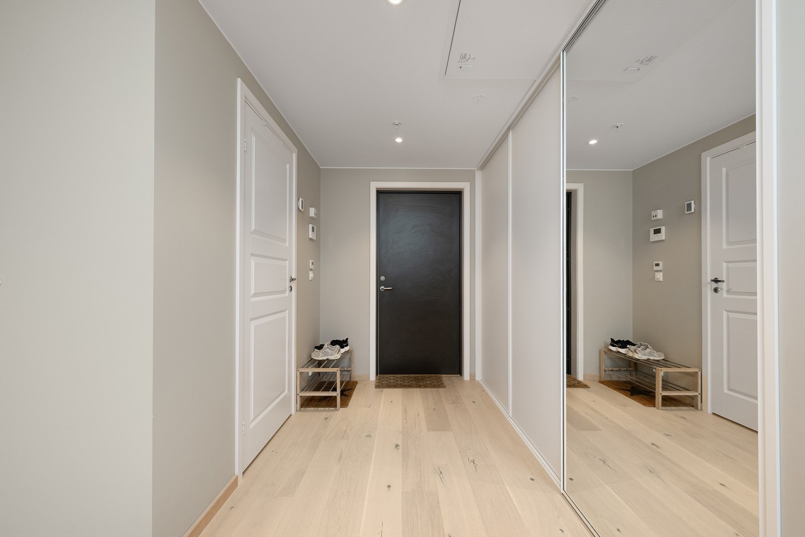 I entréen er det romslig garderobe og porttelefon Galleribilde