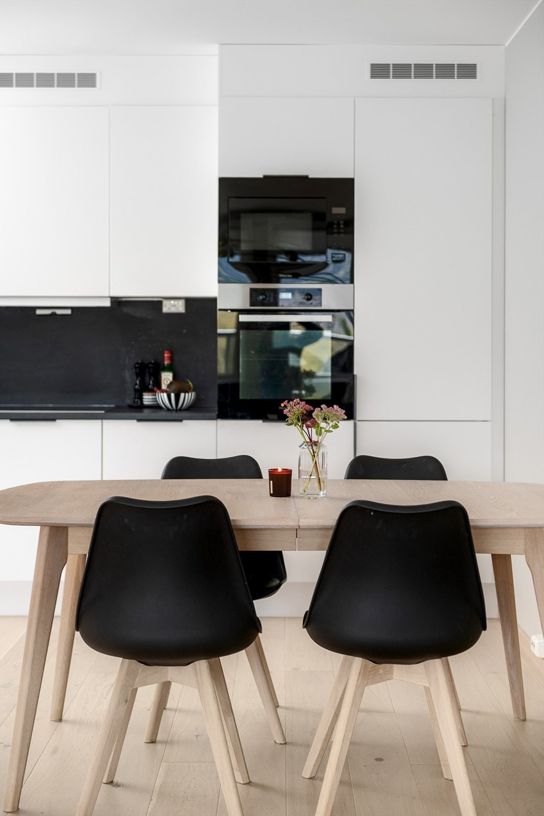 Komfyr og micro er plassert i god ergonomisk arbeidshøyde Galleribilde