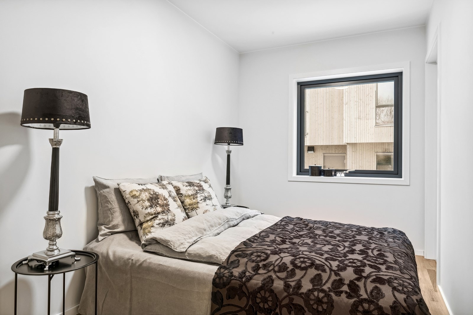 Hovedsoverommet har to dører, på hver sin side av sengen. Galleribilde