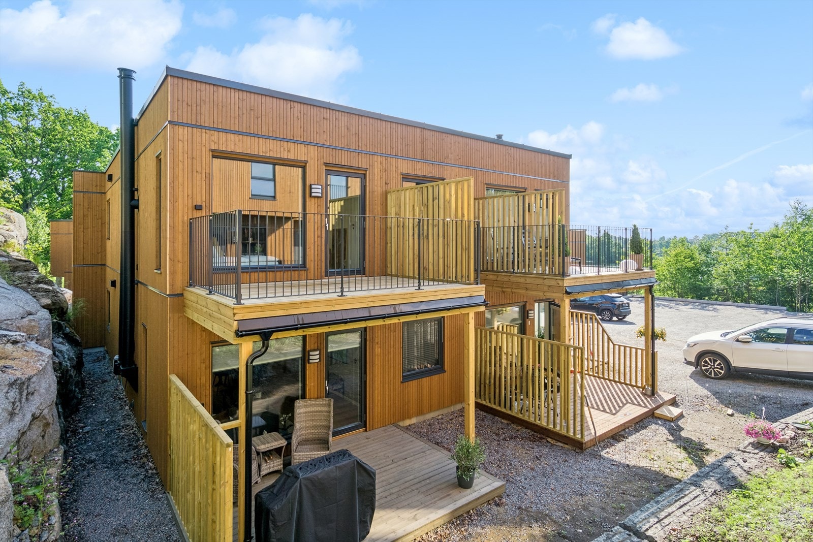 Sydvestvendt terrasse med optimale solforhold. Galleribilde