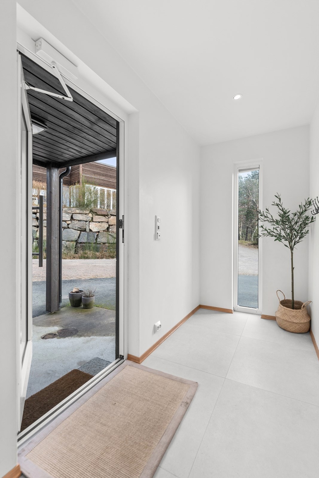 Velkommen inn i en lys og innbydende entré med store vindusflater og moderne design. Flott førsteinntrykk. Galleribilde