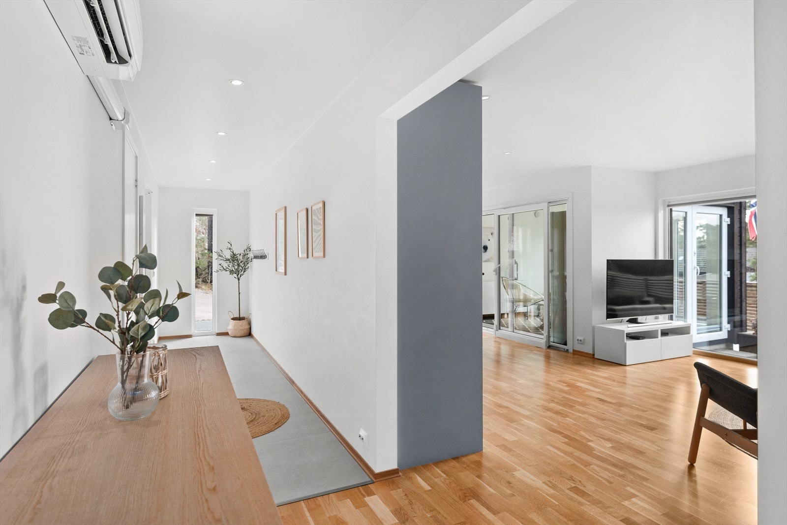 Lys og romslig bolig med moderne detaljer og åpen planløsning. Galleribilde