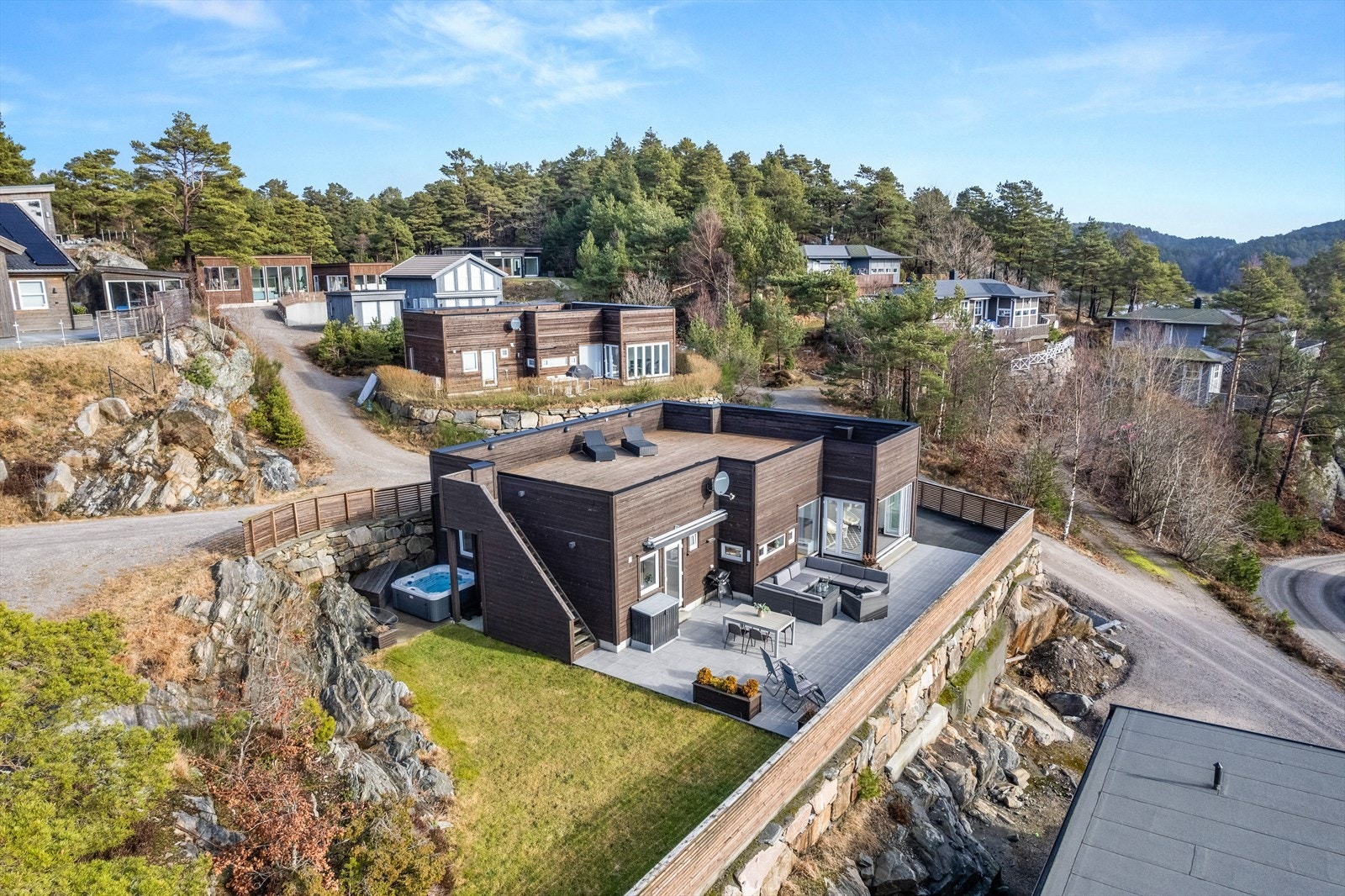 Eiendomsmegler 1 har gleden av å presentere denne nyere hytten på Lillestøl! Galleribilde
