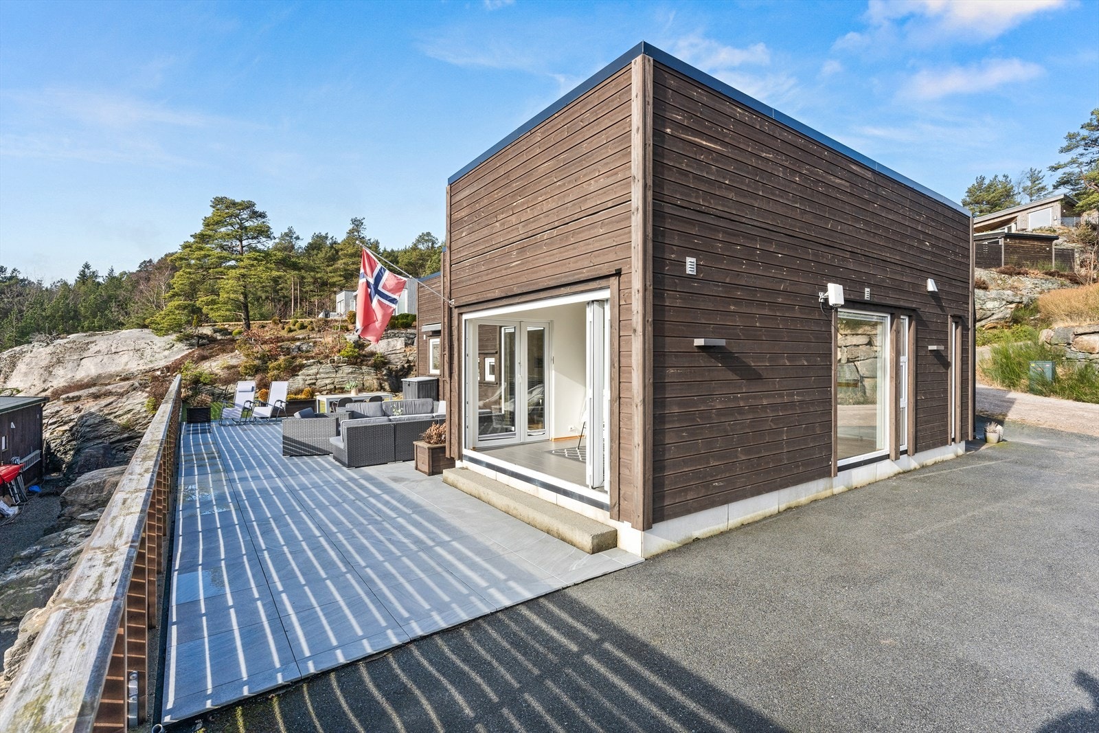 Parkering ved asfaltert innkjørsel. Galleribilde