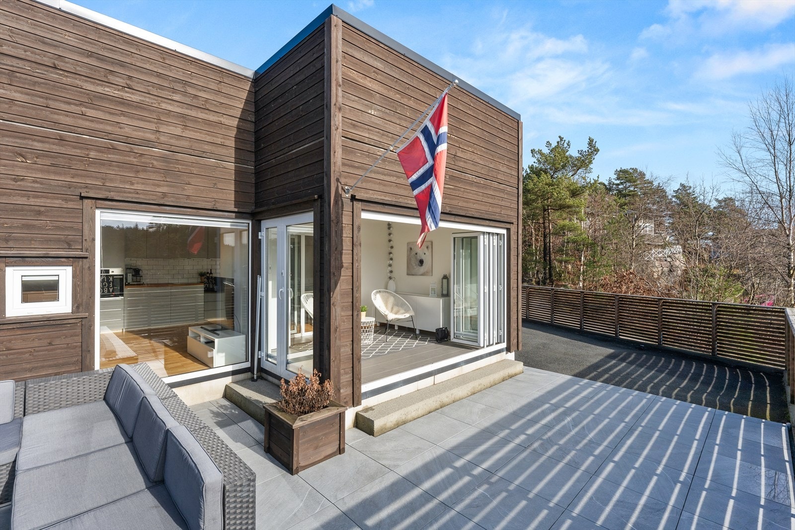 Fritidsboligen har en romslig uteplass. Galleribilde