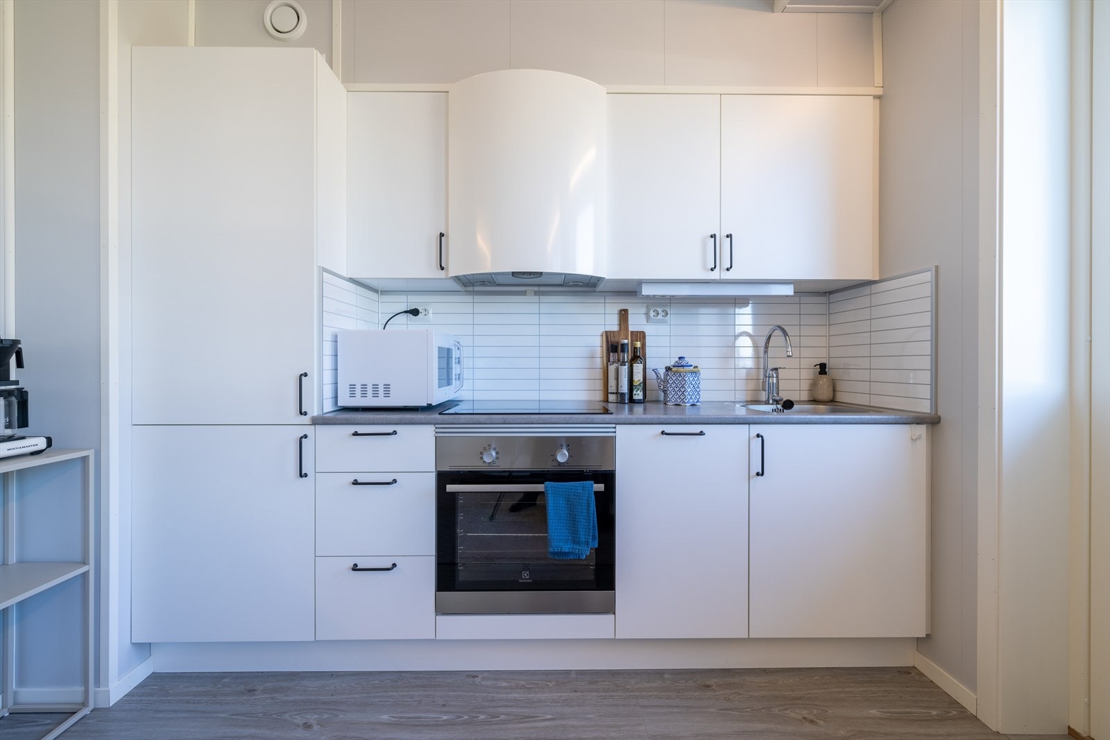 Kjøkkenkroken fungerer fint, litt skjult fra gangen. Innredningen inneholder komfyr, kjøleskap med frysedel og oppvaskmaskin, samt over og underskap. Galleribilde