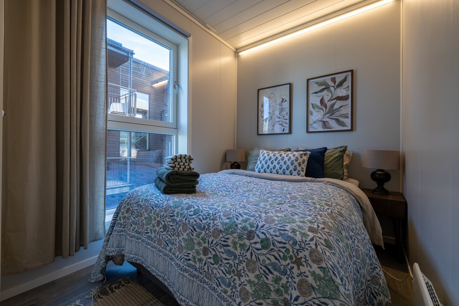 Master bedroom har fine kvaliteter som gir hotellfølelsen som f.eks hotellgardiner, LED belysning og store vinduer. Galleribilde