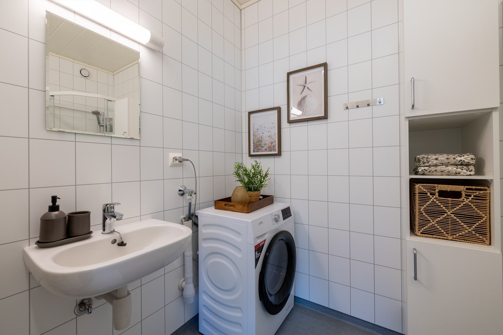 Moderne bad med våtromsplater på vegg og belegg med varmekabler i gulv. Galleribilde