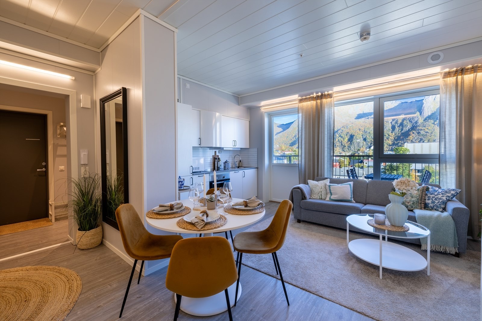 Fra yttergangen kommer du inn i en leilighet hvor planløsningen flyter fint og sømløst. Fra vindfanget får du en ny gang med fin garderobeløsning og deretter inn i stuen. Galleribilde